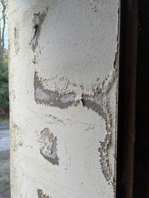 Enduit décollé par plaques sur un mur touché par les remontées capillaires