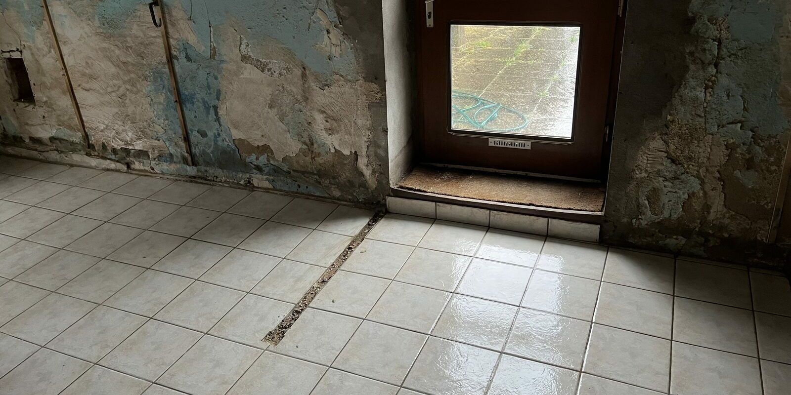 Pièce ancienne avant traitement de l'humidité, enduits dégradés
