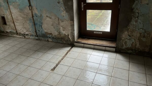 Pièce ancienne avant traitement de l'humidité, enduits dégradés