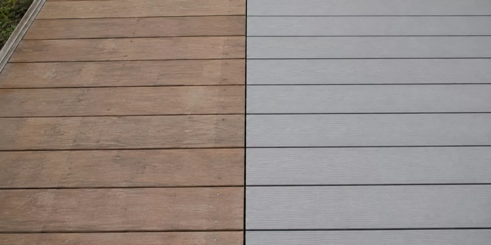 Comparaison au sol entre des lames de terrasse en bois naturel et des lames composites gris clair